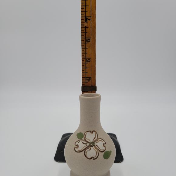 Pigeon Forge‎ Pottery Tenn. 3.5" Beige With Embossed White Flower Miniature Vase - Picture 5 of 5